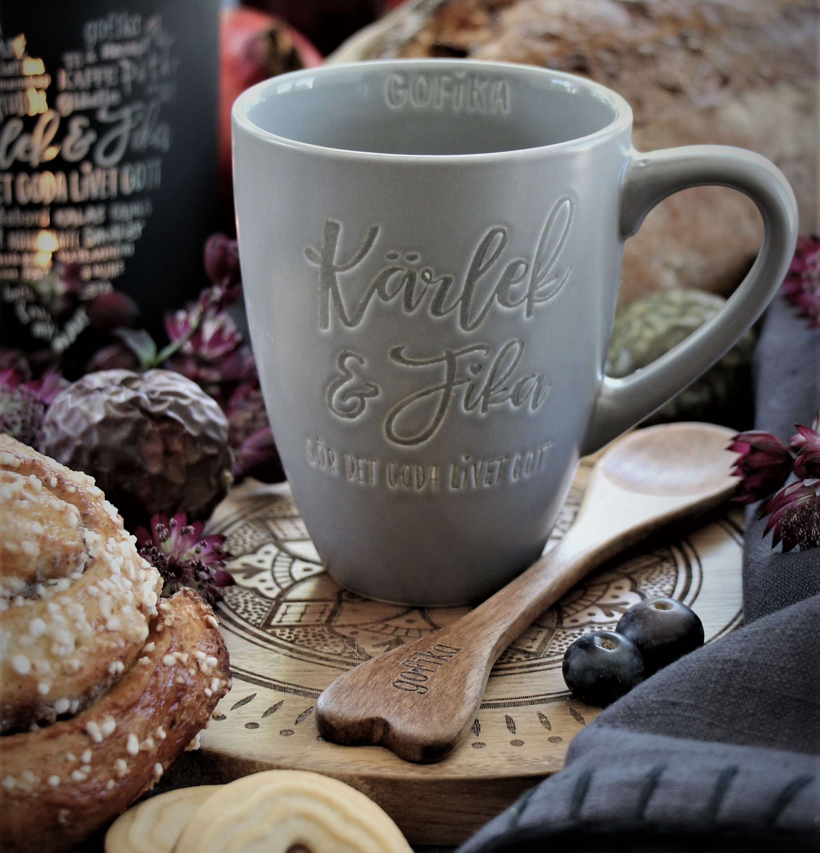 Kaffemugg Kärlek & Fika Grå från Majas Cottage med fika