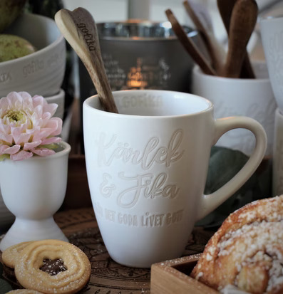 Kaffemugg Kärlek & Fika Vit från Majas Cottage med fika