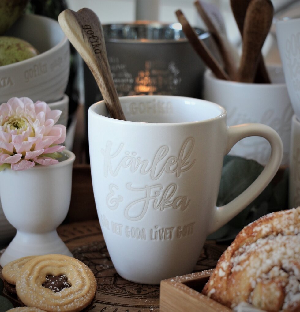Kaffemugg Kärlek & Fika Vit från Majas Cottage med fika