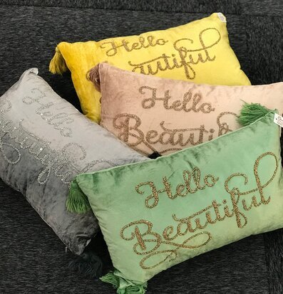 Kudde Sammet - Hello Beautiful från By Mrs P i fyra färger