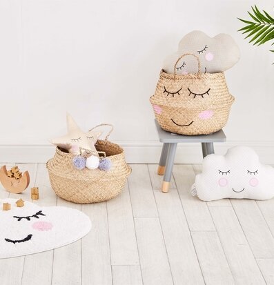 Förvaringskorg Sweet Dreams från Sass & Belle på grå pall