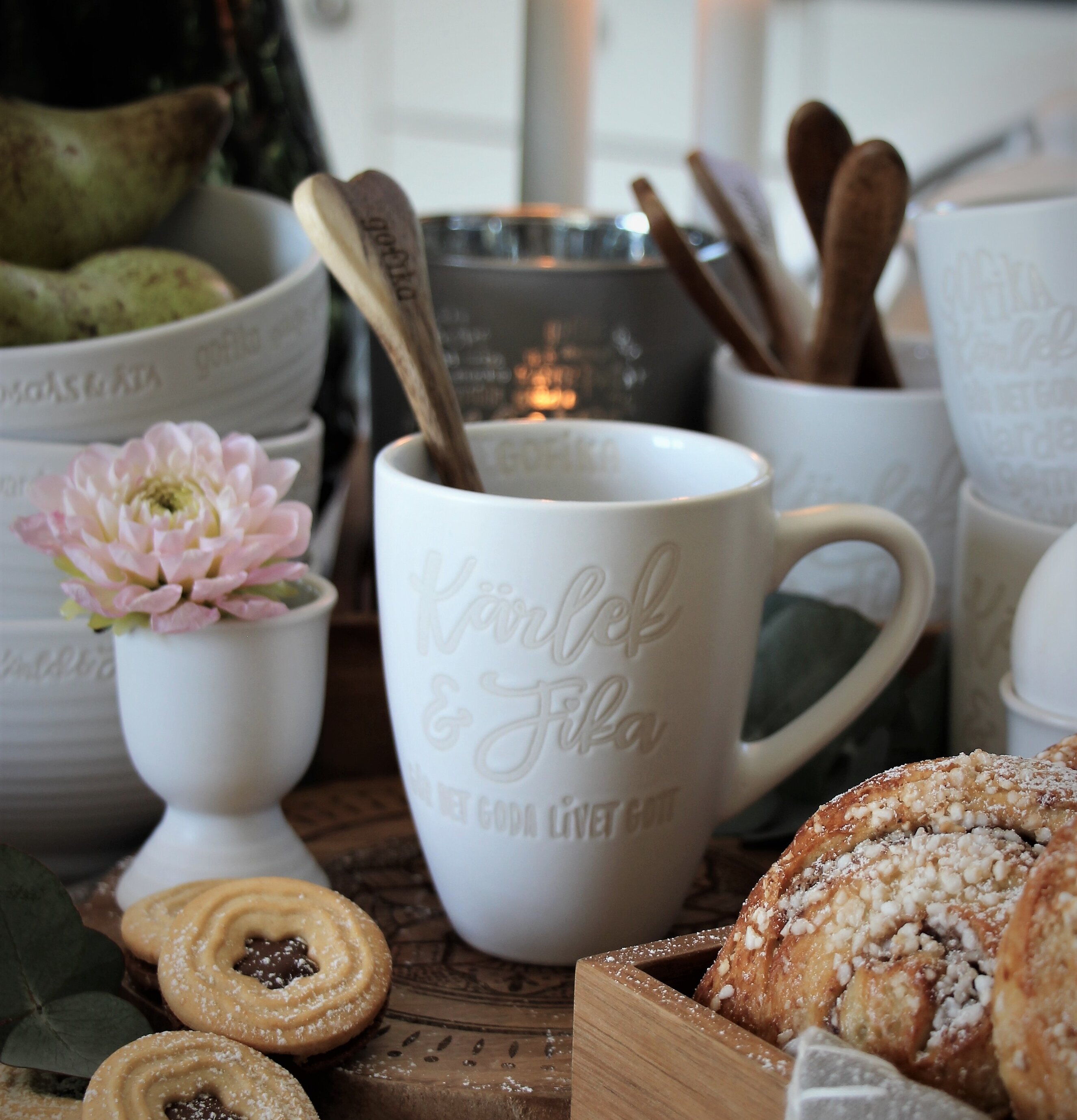 Kaffemugg Kärlek & Fika Vit från Majas Cottage med fika