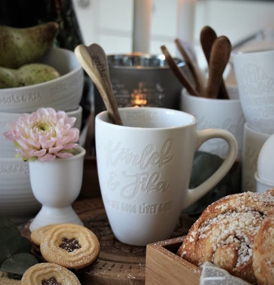 Kaffemugg Kärlek & Fika Vit från Majas Cottage med fika