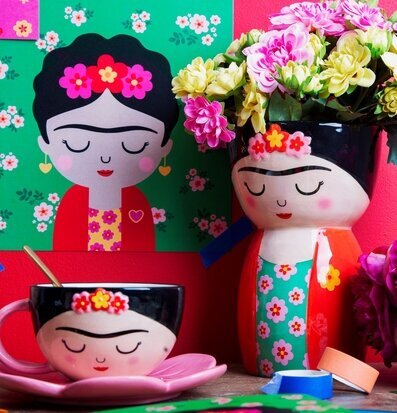 Vas Frida Kahlo från Sass & Belle på färgstarkt bord