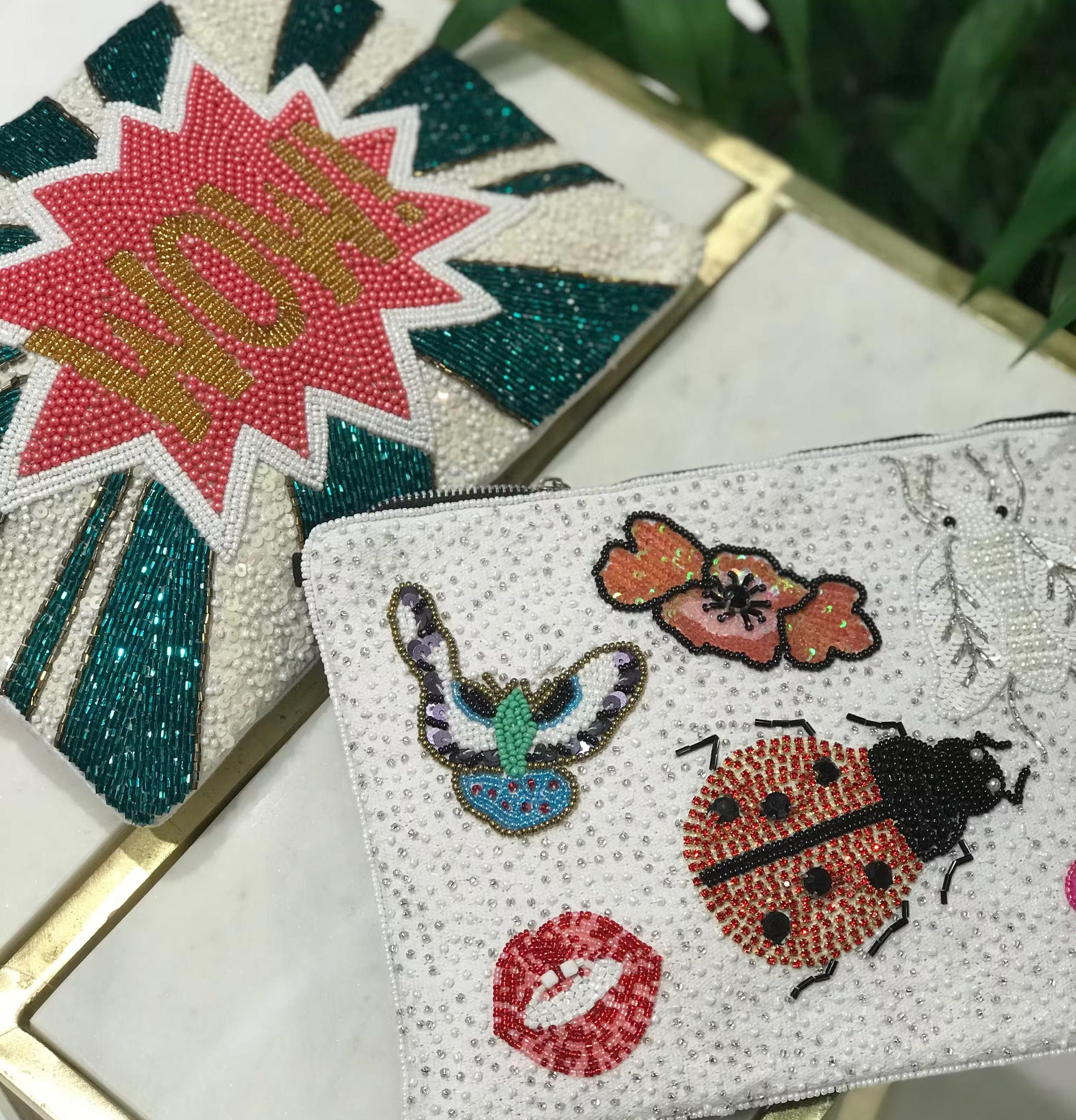 Väska - Wow från By Mrs P på marmorbänk med grön växt