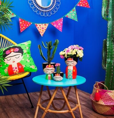 Minikruka Frida Kahlo från Sass & Belle på ett turkost bord