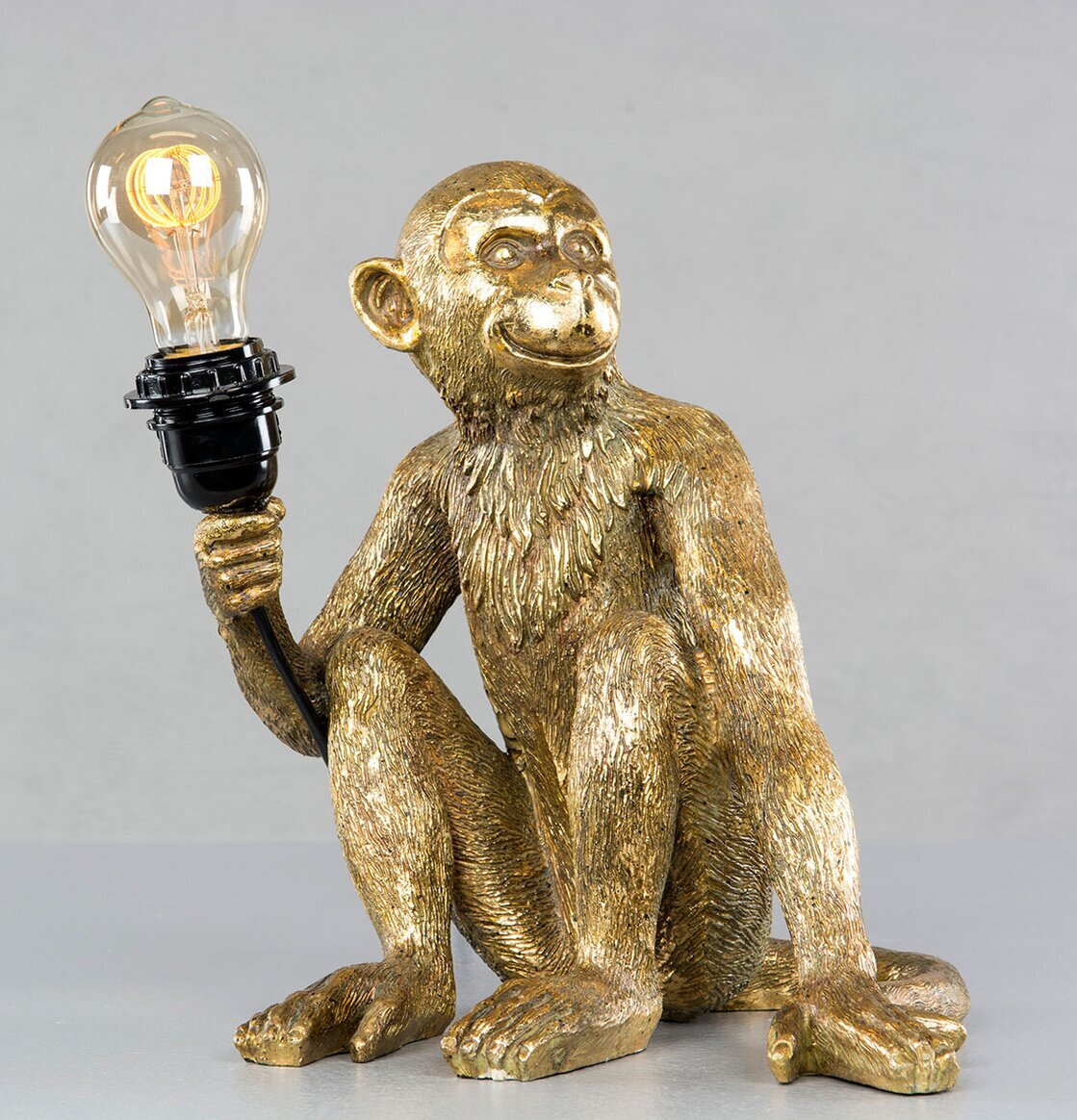 Lampa Apa Guld från A Lot Decoration i gyllene design