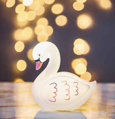 Nattlampa Freya Swan från Sass & Belle i mysig belysning