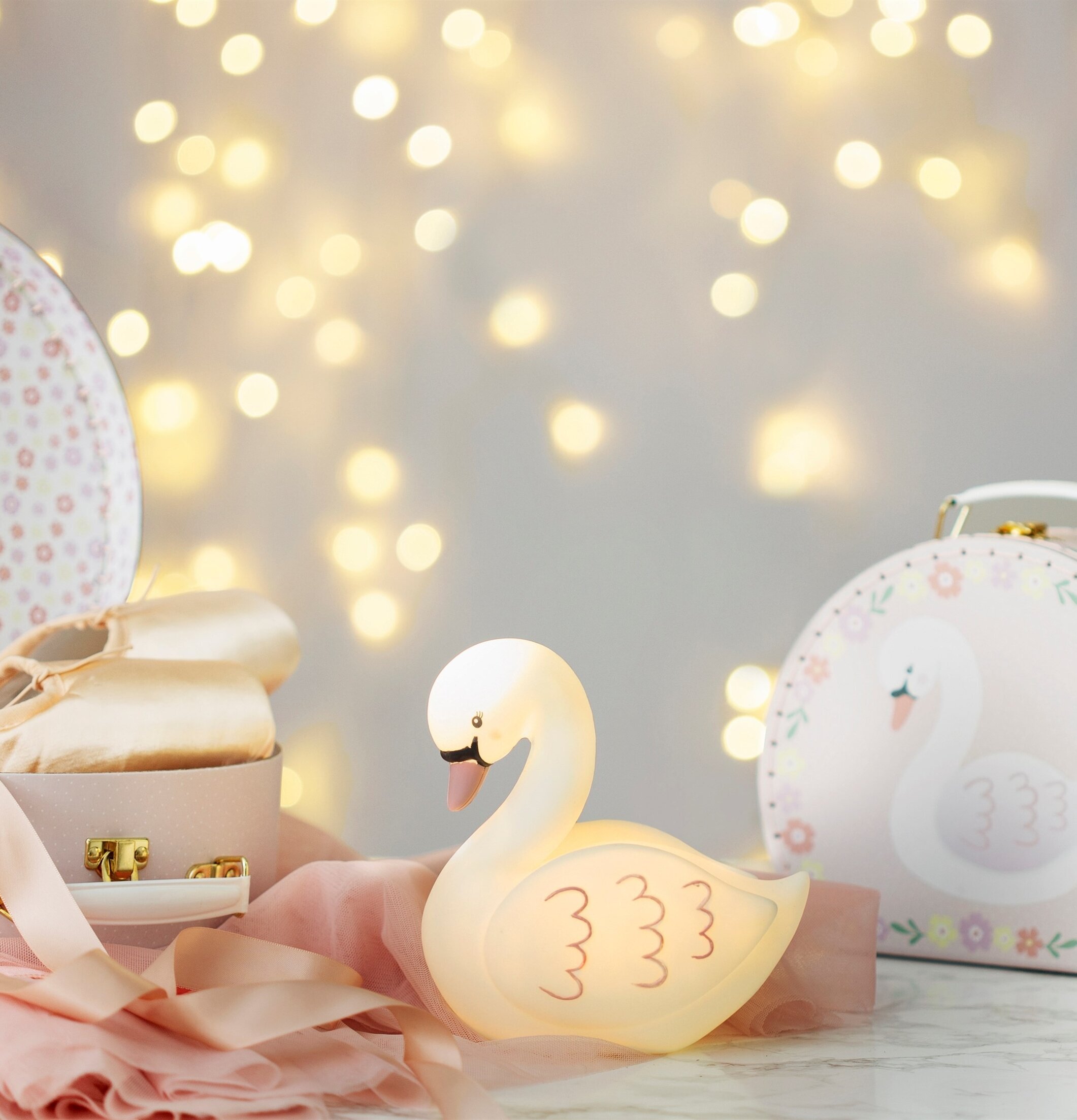 Nattlampa Freya Swan från Sass & Belle i mysig miljö