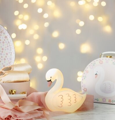 Nattlampa Freya Swan från Sass & Belle i mysig miljö