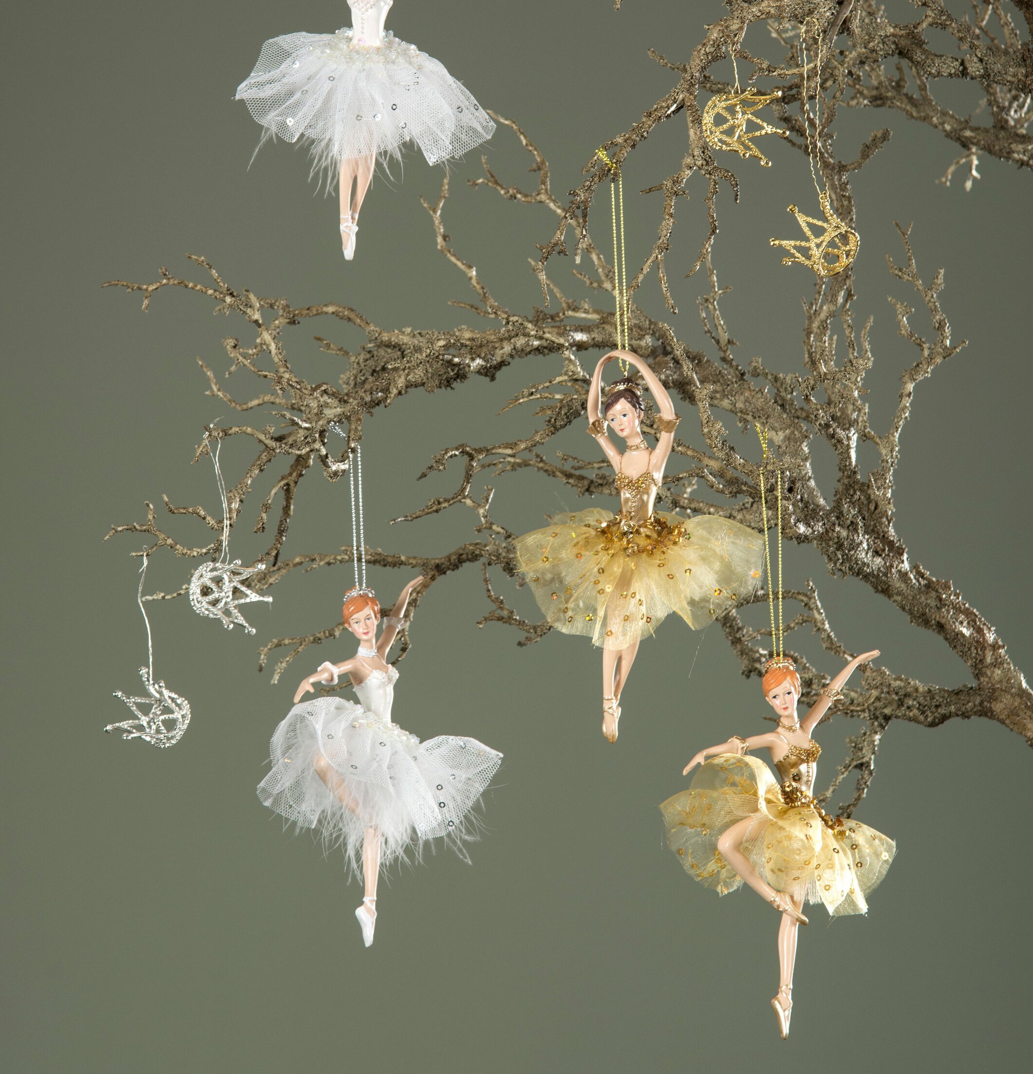 Ballerina Häng Guld från A Lot Decoration i naturmiljö