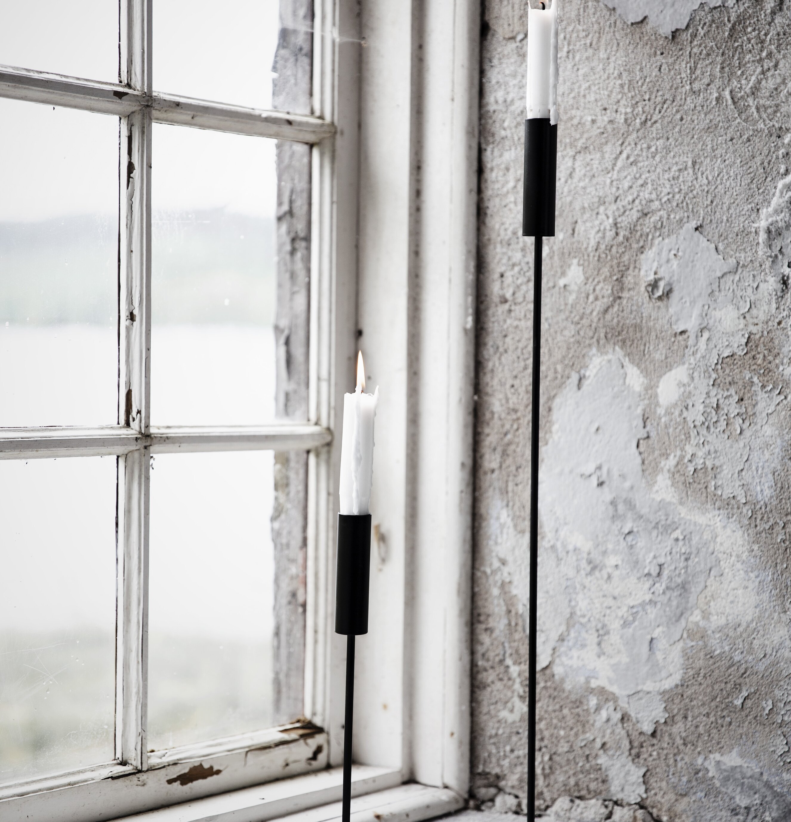 Ljusstake Metall 50 cm från Ernst i rustik fönsterkarm