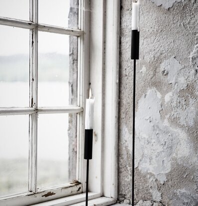 Ljusstake Metall 50 cm från Ernst i rustik fönsterkarm