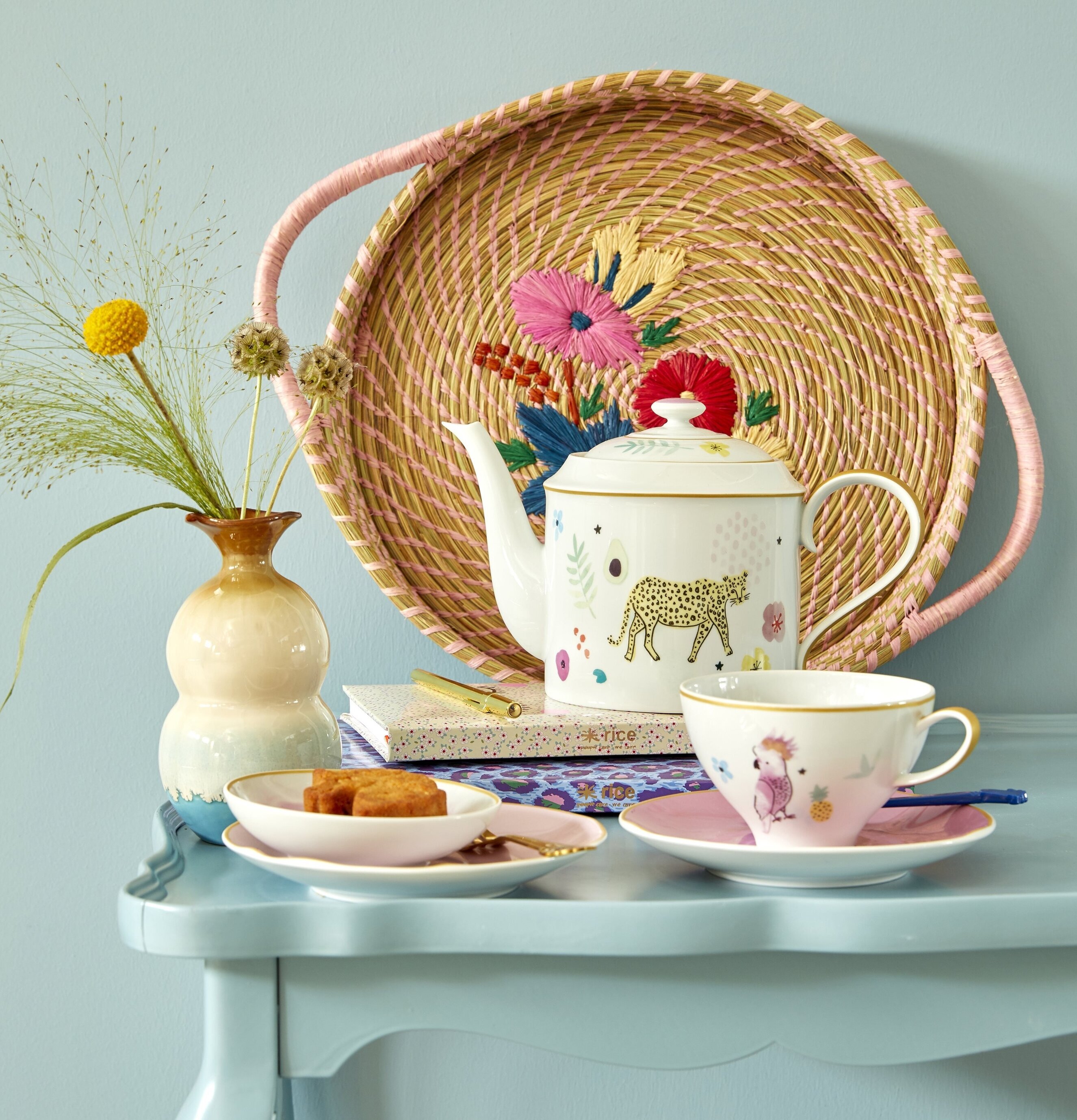 Tekanna Wild Leopard Print från Rice på ljust träbord