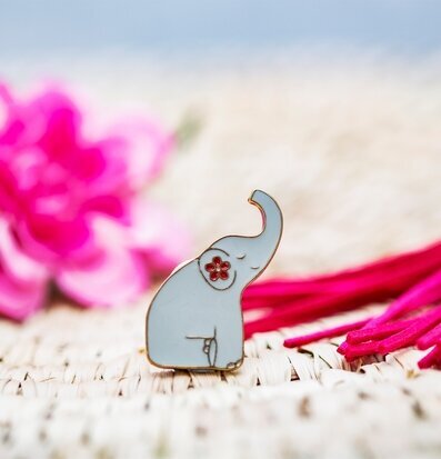 Pin - Mandala Elephant från Sass & Belle på flätad bakgrund