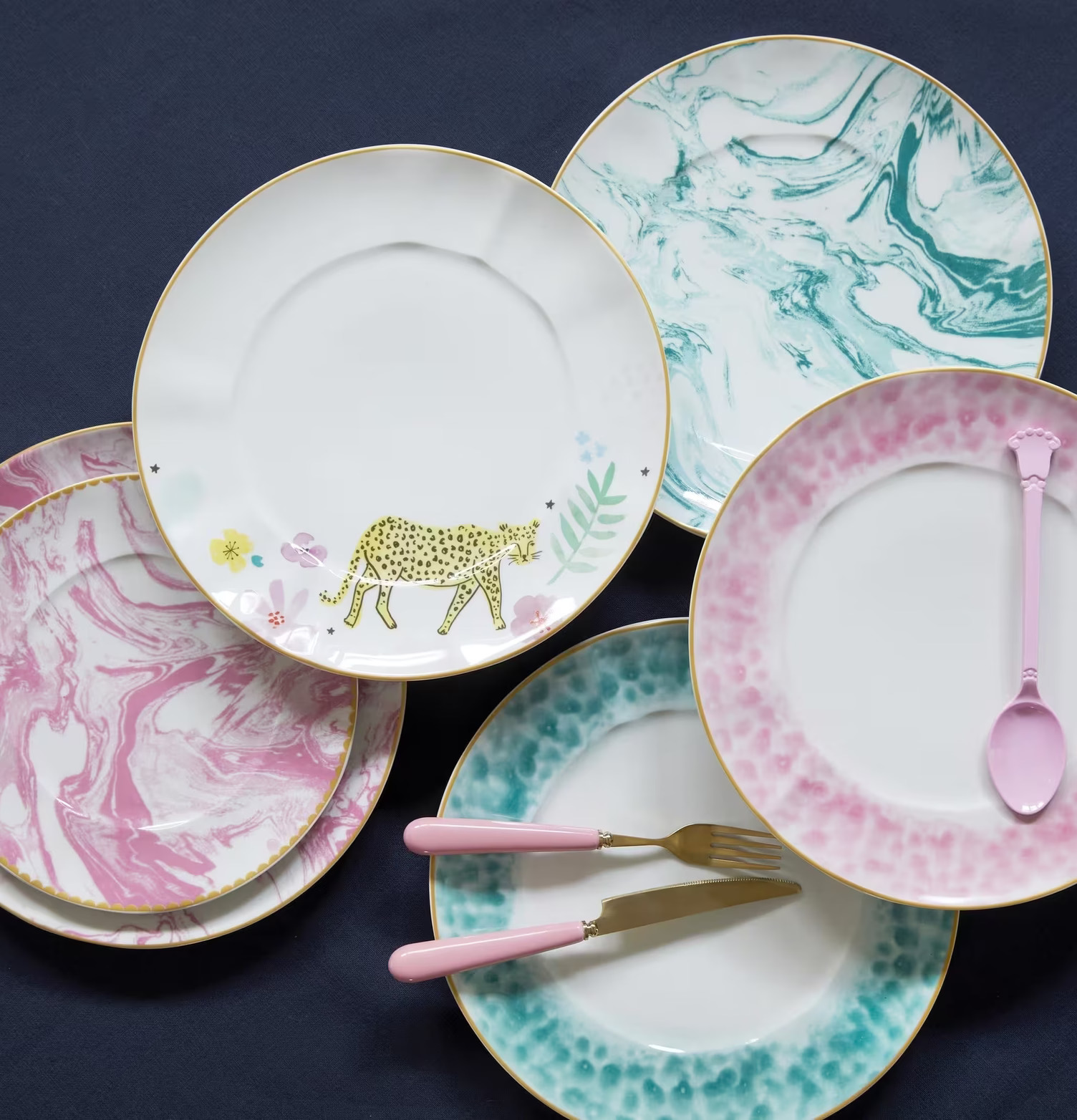 Tallrik Jade Glaze Print från Rice på mörkblå duk