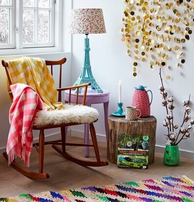 Pläd Rutig Gul från Rice draperad över en träfärgad gungstol