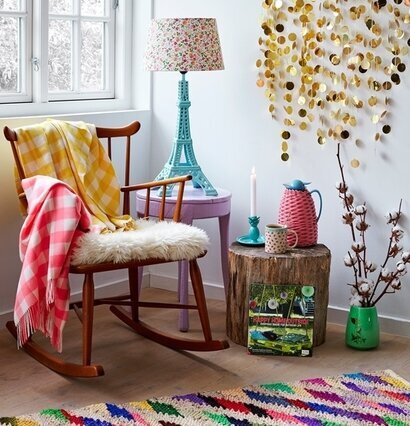 Pläd Rutig Gul från Rice draperad över en träfärgad gungstol