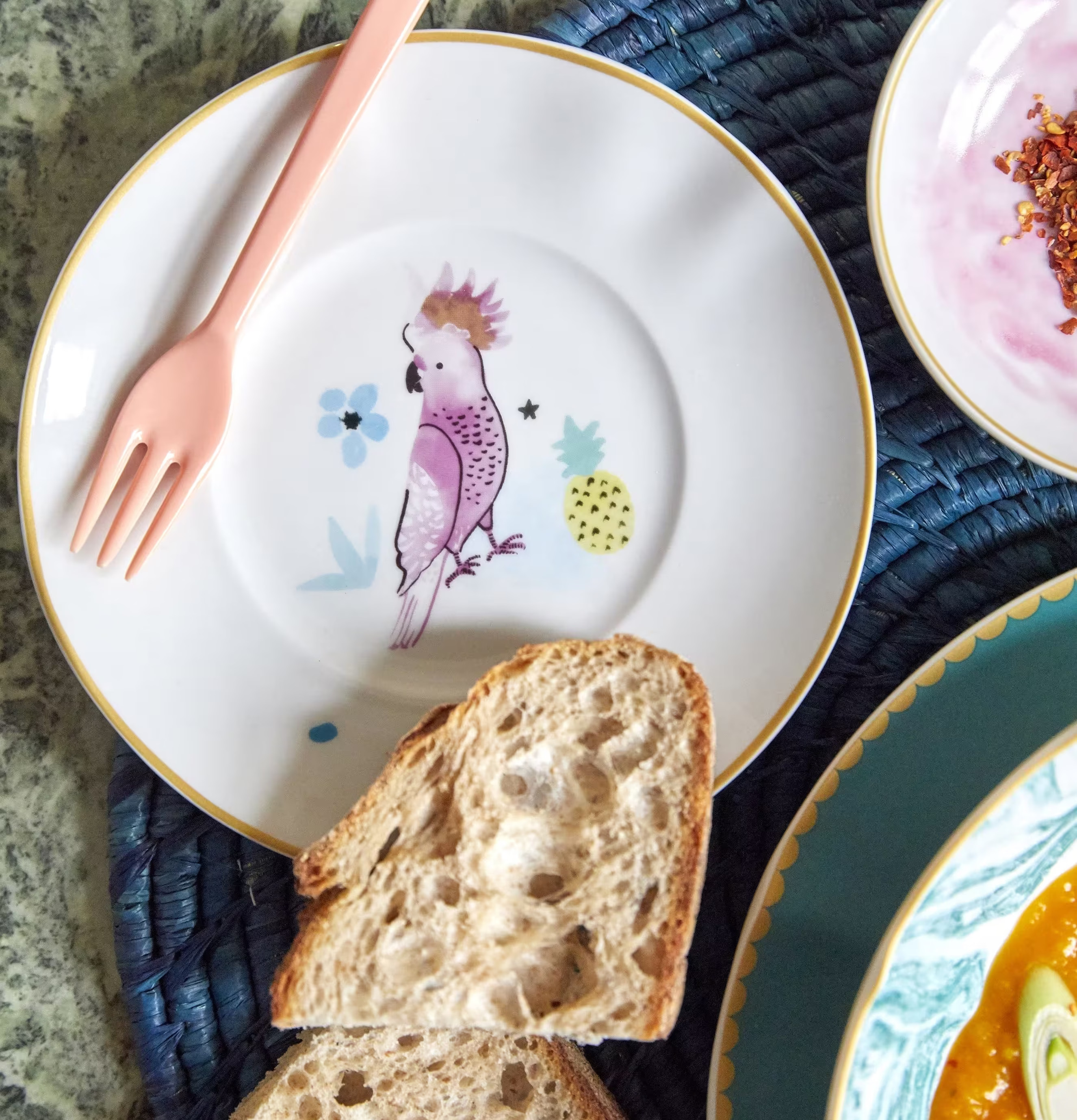 Assiett/Tallrik Cockatoo Print från Rice på marmorerat bord