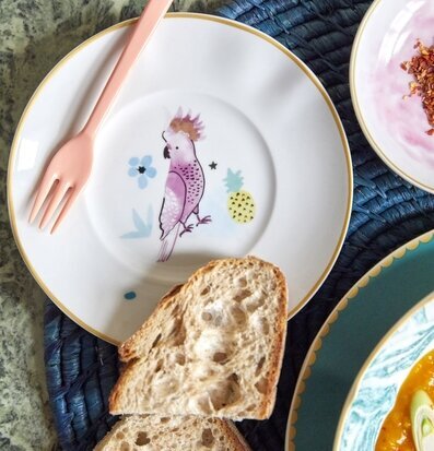 Assiett/Tallrik Cockatoo Print från Rice på marmorerat bord