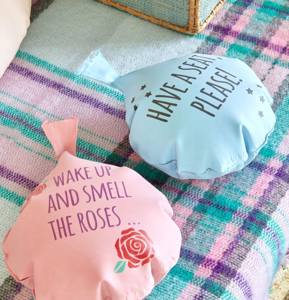 Pruttkudde från Rice i rosa och blått på en färgglad filt