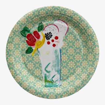 Små Tallrikar Canapé från Rice med färgglad drink och bär