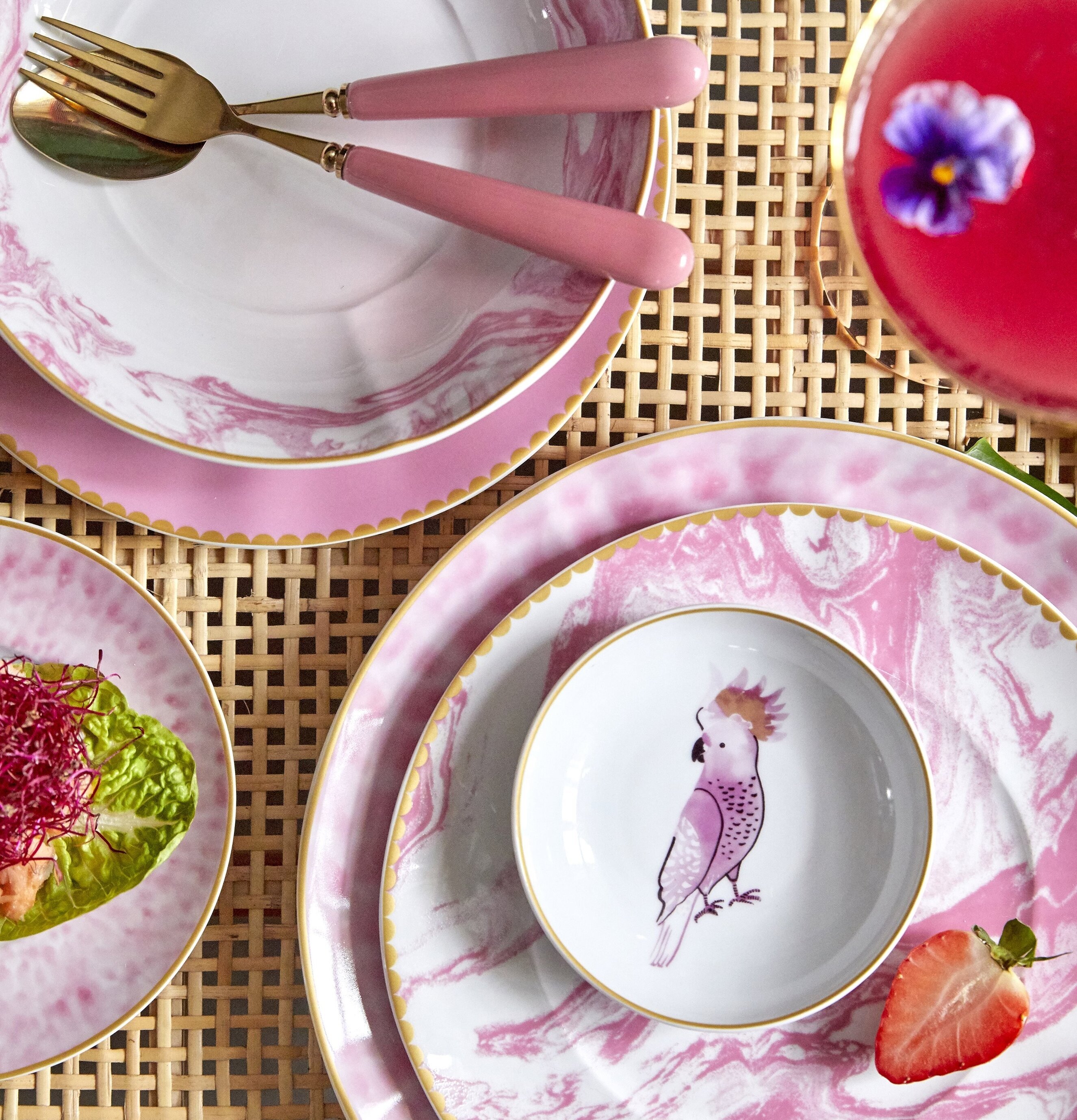 Assiett/Tallrik Bubblegum Pink Glaze Print från Rice på bord