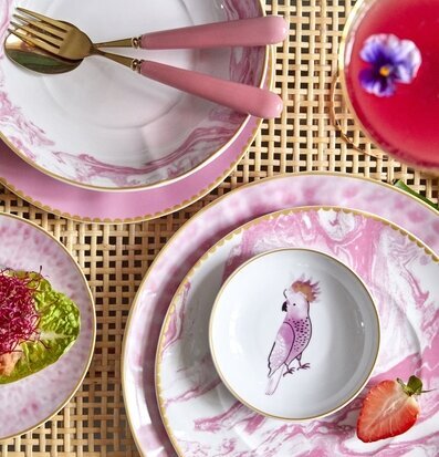 Assiett/Tallrik Bubblegum Pink Glaze Print från Rice på bord