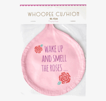Pruttkudde från Rice med rosa färg och humoristisk text