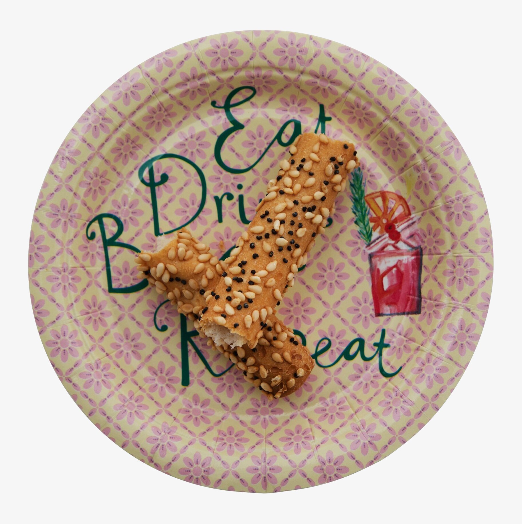 Små Tallrikar Canapé från Rice med kexpinnar och text