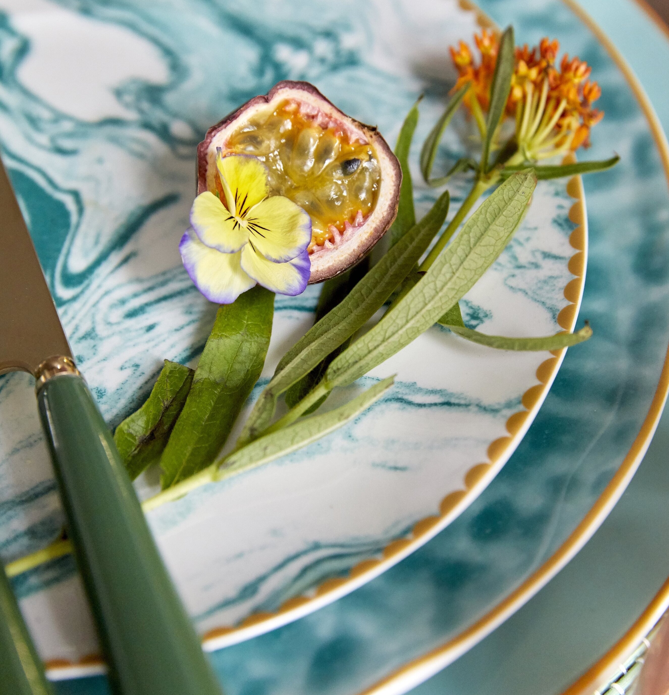 Tallrik Marble Print Jade från Rice med marmorliknande mönster