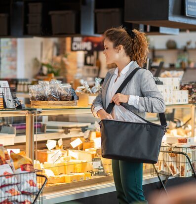 Hinza Kylväska Stor Svart används i en livsmedelsbutik