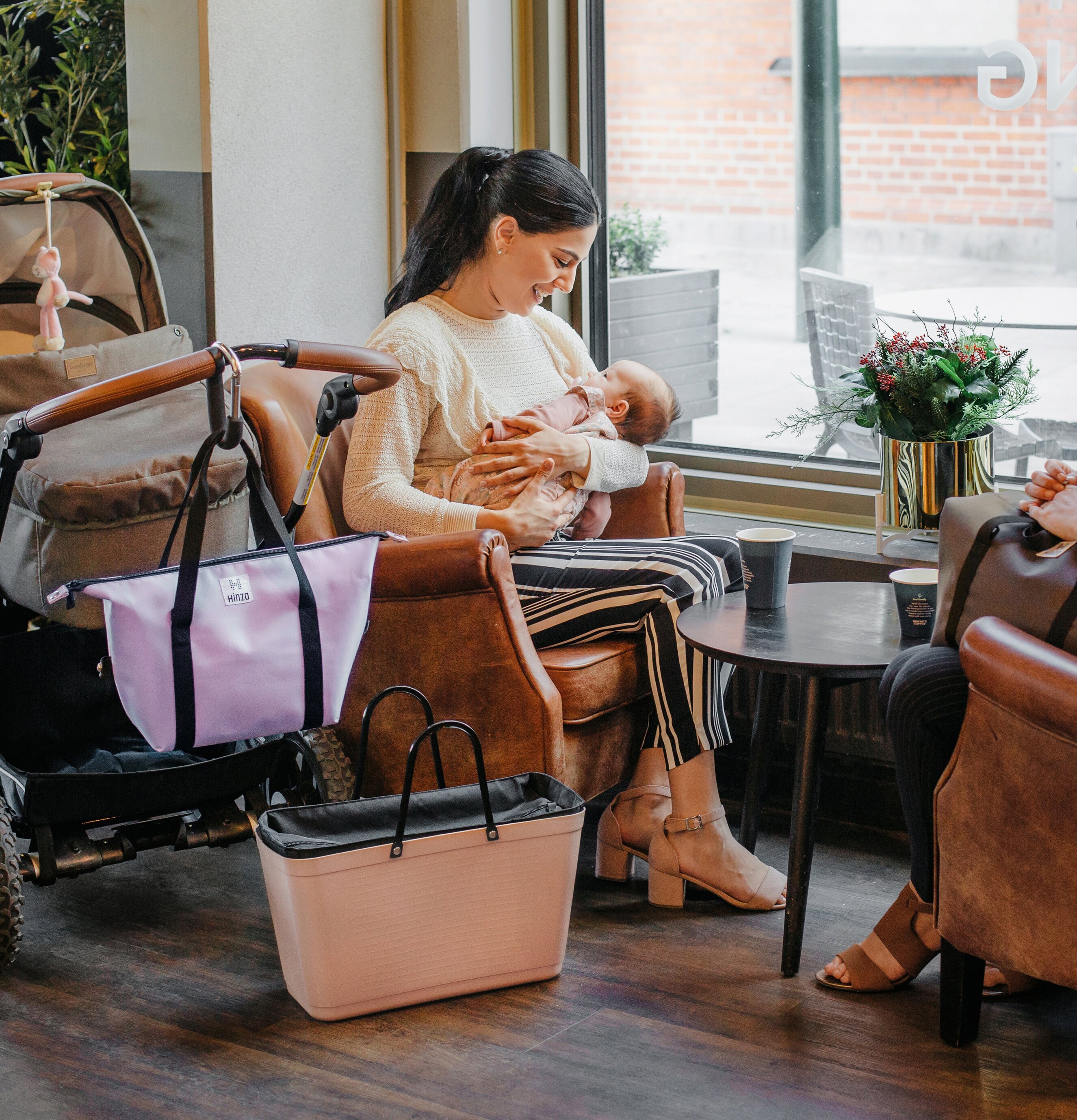 Hinza Innerväska Stor Svart från Hinza bredvid rosa väska