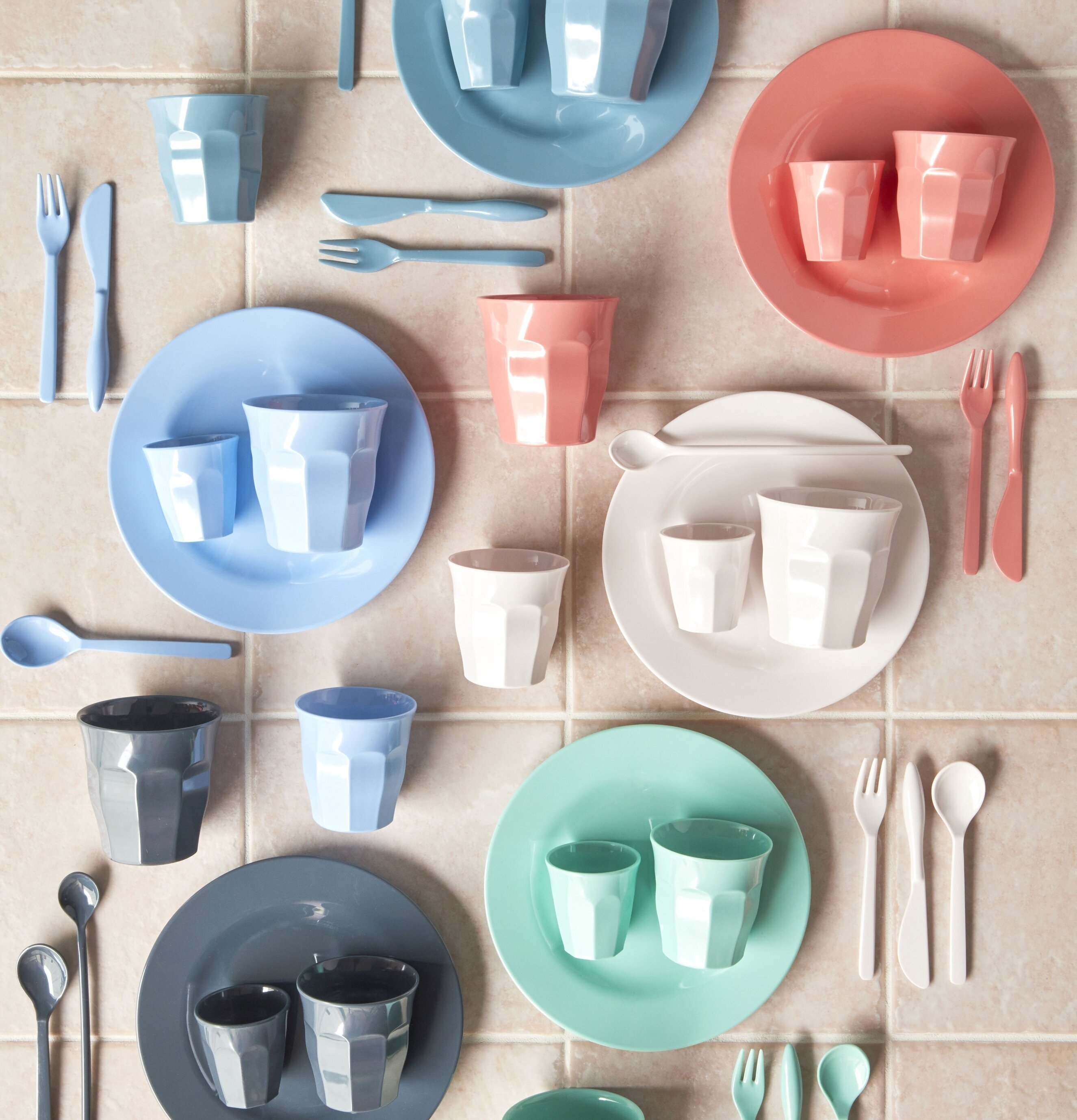 Tallrikar - Happy 21St från Rice i olika färger och former