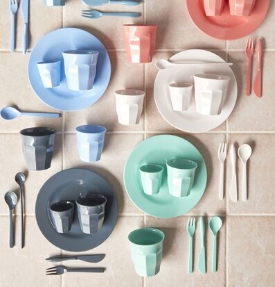 Bild av harmoniskt arrangerade köksartiklar i pastell