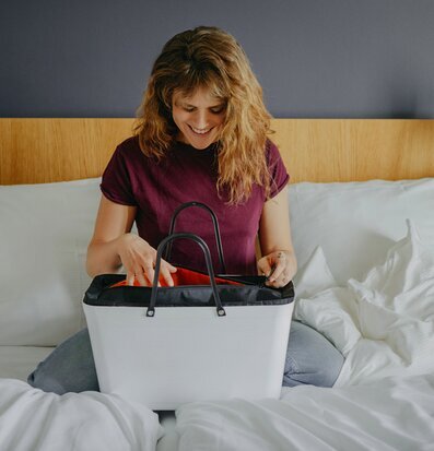 Kvinna packar Hinza Innerväska Stor Svart i Hinza-väska