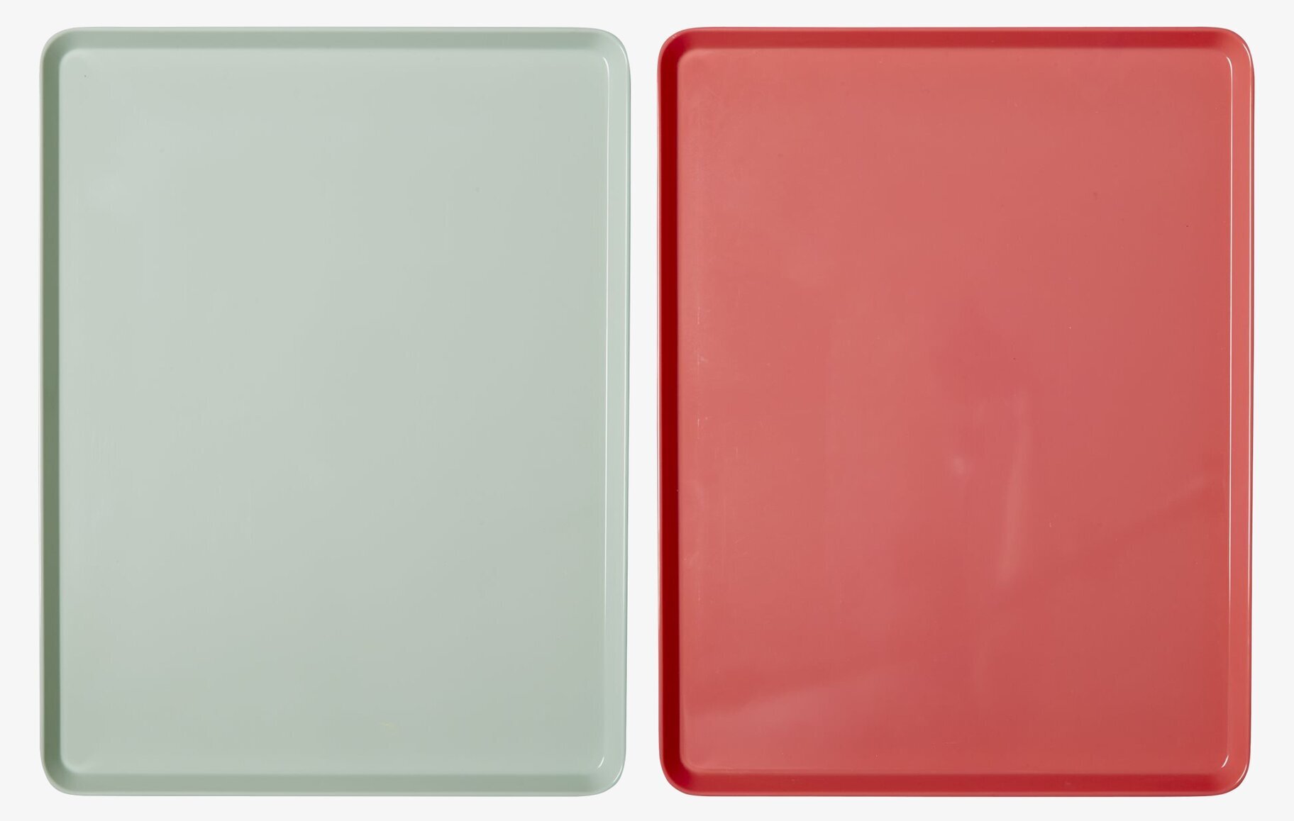 Serveringsbricka från Rice i grågrön och röd färg