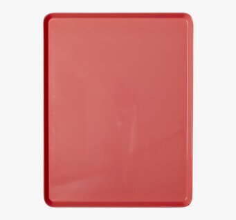 Serveringsbricka från Rice i röd färg med upphöjda kanter