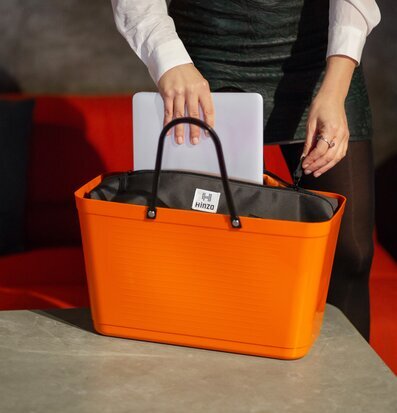 Hinza Innerväska Stor Svart från Hinza i en orange väska