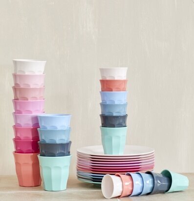 Bild av färgglada staplade muggar i lekfull komposition