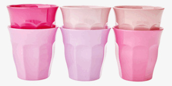 Bild av sex färgglada muggar i olika rosa nyanser