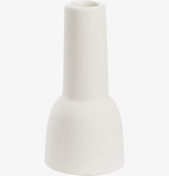 Ljusstake Stengods Vit från Ernst mot ljusgrå bakgrund