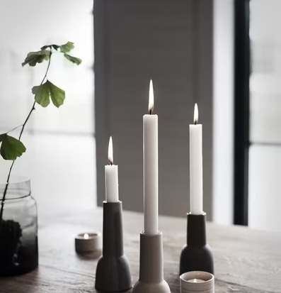 Ljusstake Stengods Vit från Ernst på robust träbord