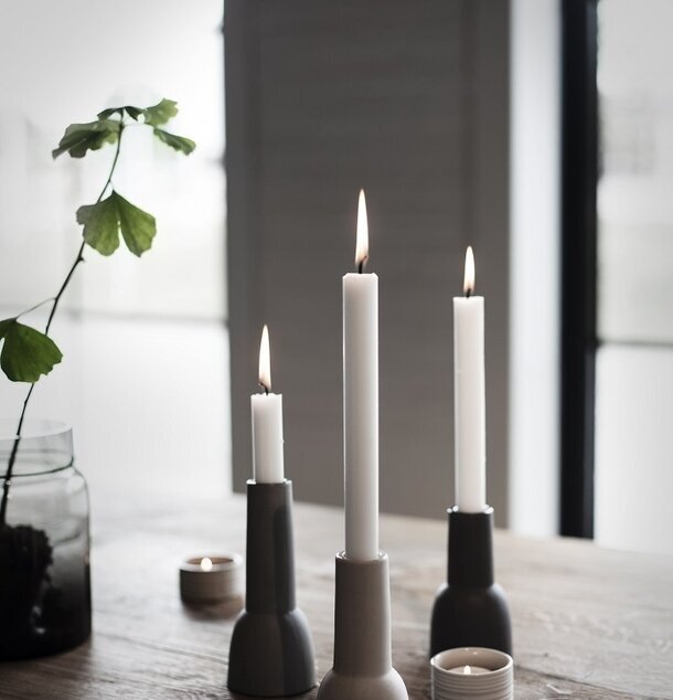 Ljusstake Stengods Vit från Ernst på robust träbord