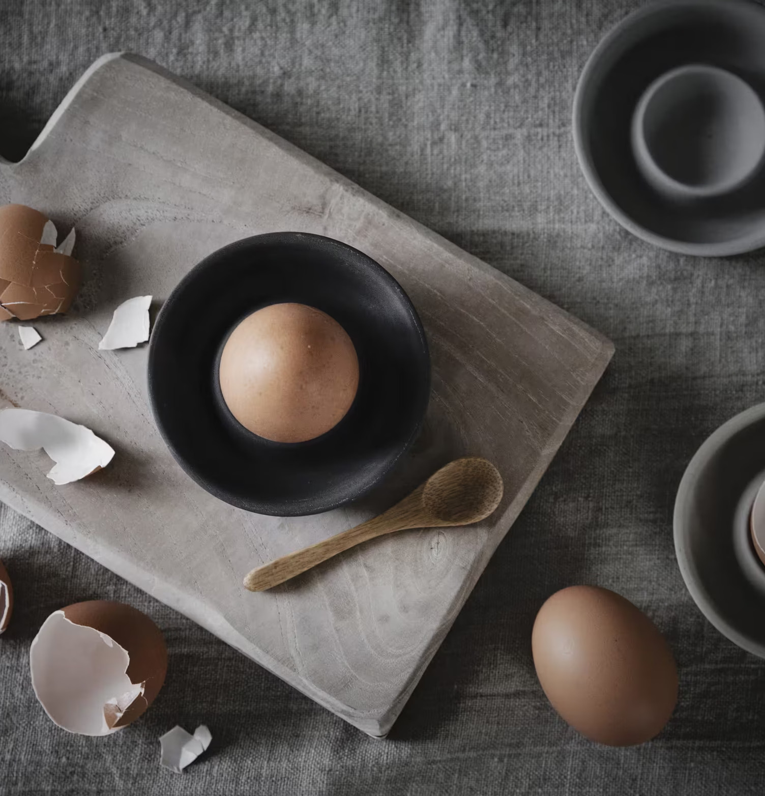 Äggkopp Stengods Mörkgrå från Ernst på rustikt frukostbord