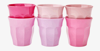 Bild av sex rosa muggar i olika nyanser och design