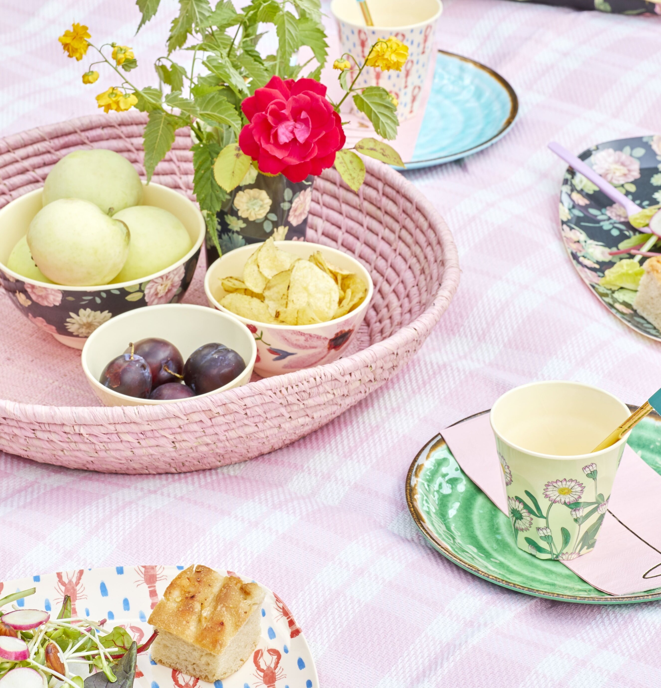 Picknickfilt Ljusrosa/Creme från Rice med picknickartiklar