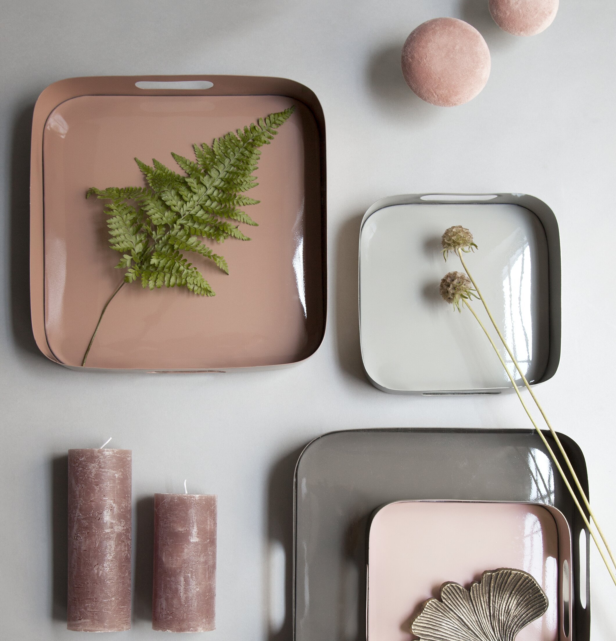 Knopp Sammet Magnolia L från Cozy Living med eleganta brickor