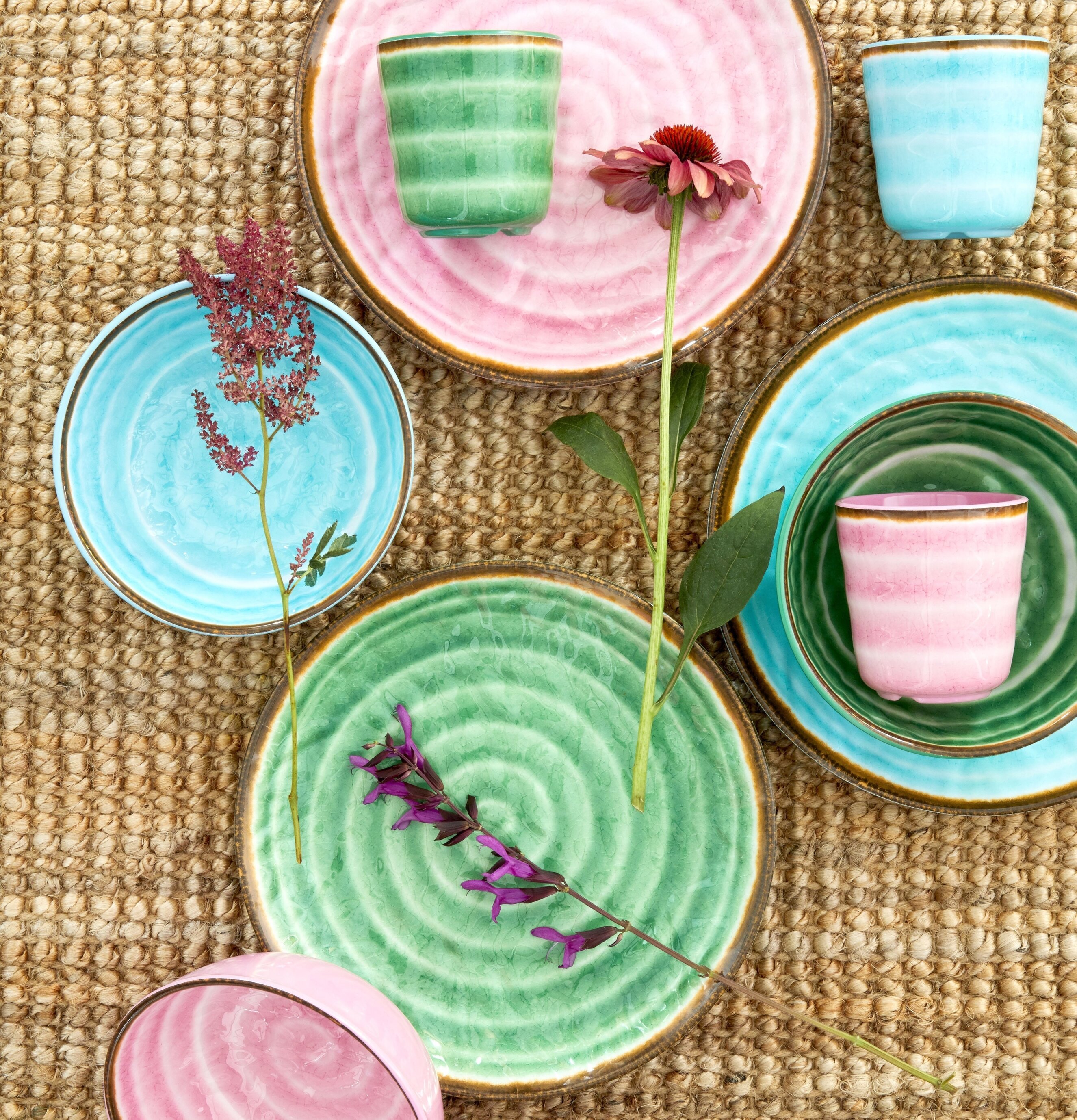 Bild av färgglad keramisk uppsättning på jute matta