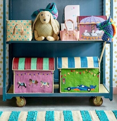 Käpphäst Blå från Rice i en färgglad och lekfull miljö